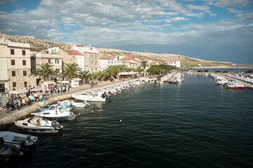 Przystań jachtowa w mieście Pag, Chorwacja - obrazy, fototapety, plakaty