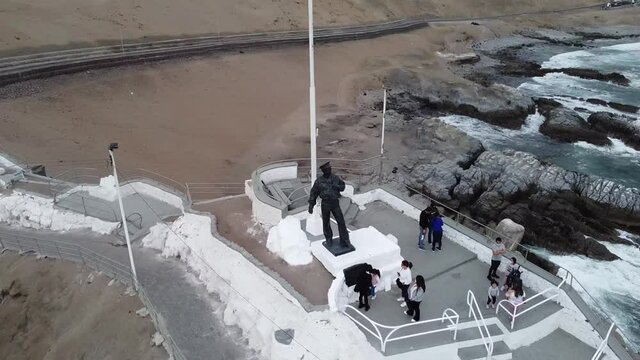 Playa y decierto juntos, el marinero Desconocido en ciudad Iquique