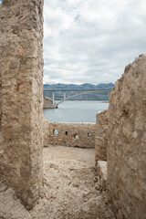 widok z ruin fortecy na most łączący wyspę Pag z kontynentem, Chorwacja
