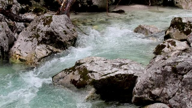 rauschender sommerlicher Gebirgsbach, Ramsauer Ache im Zauberwald, Hintersee