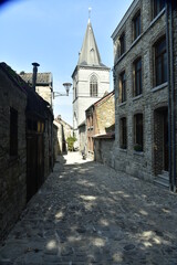 Fototapeta na wymiar L'une des ruelles typiques et l'église St-Georges à la ville haute de Limbourg à l'est de Verviers 