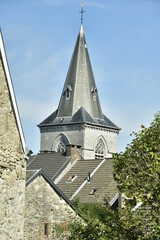 Fototapeta na wymiar Le clocher de l'église St-George émergeant des toitures des vieilles maisons de la ville haute et historique de Limbourg à l'est de Verviers