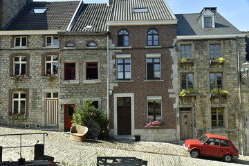 Fototapeta na wymiar Vieilles bâtisses historique d'une rue en forte pente dans la ville haute de Limbourg à l'est de Verviers 