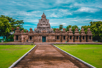Wunderschöne Pallava-Architektur und exklusive Skulpturen im Tempel Kanchipuram Kailasanathar, dem ältesten hinduistischen Tempel in Kanchipuram, Tamil Nadu – eine der besten archäologischen Stätten in Südindien