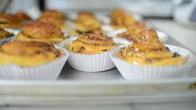 
Brush the well-cooked cinnamon roll with butter and drizzle with creamy sugar. Ready to serve customers