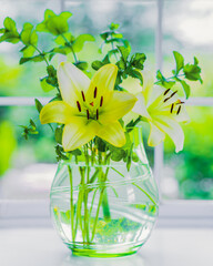 ガラスの花瓶とユリの花