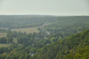 Fototapeta na wymiar Vue panoramique vers l'une des vallées latérales de la Meuse bien boisée à Profondeville