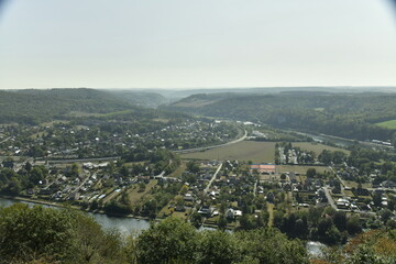 Bungalows et campings le long d'un des méandres de la Meuse vue depuis le sommet de la colline à Profondeville 