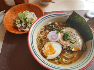 Bowl de Ramen con pequeño plato de arroz de guarnición