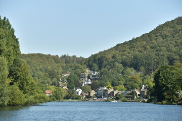 Fototapeta premium Le village de Lustin sur le flanc de la colline le long de la Meuse entre Namur et Dinant 