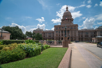 Fototapeta na wymiar View of the North East Entrance of the Austin Capitol Building n