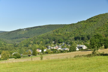 Obraz premium Champs en pente dans un paysage bucolique de la vallée de l'Emblève entre Trois Fontaines et Coo en Haute Belgique