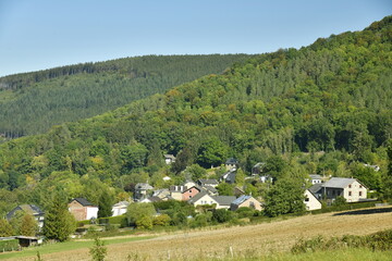 Maisons et villages isolés en pleine nature sur les flancs de montagnes entre Trois-Fontaines et...