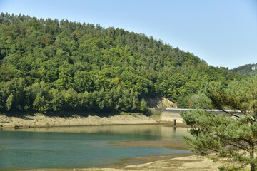 Fototapeta premium Niveau du lac inférieur de la centrale hydroélectrique de Coo très bas à cause de la sécheresse de l'été passé dans l'ancien méandre de l'Emblève en Haute Belgique