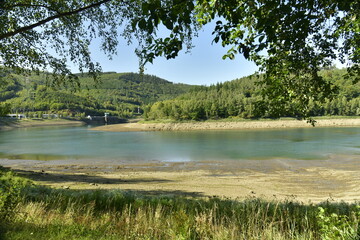 Niveau du lac inférieur de la centrale hydroélectrique de Coo très bas à cause de la sécheresse de l'été passé dans l'ancien méandre de l'Emblève en Haute Belgique