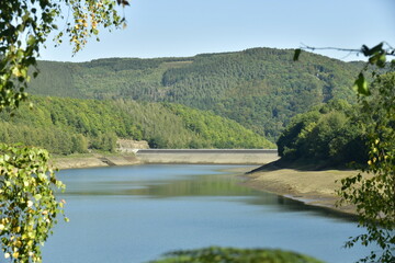 Obraz premium L'un des barrages fermant l'ancien méandre de l'Emblève contenant le lac inférieur de la centrale hydroélectrique de Coo en Haute Belgique