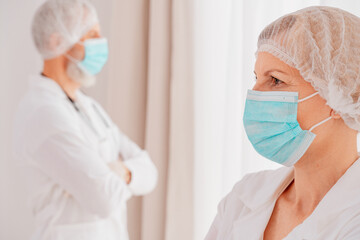 Fototapeta premium doctors with face mask think are ready to work