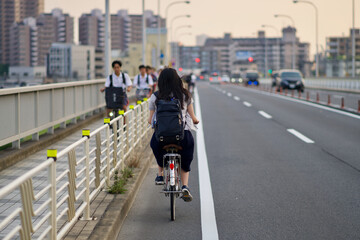 自転車で橋を渡る