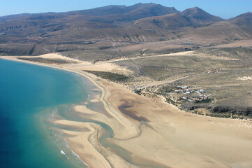 Fotografía aérea de la costa y playas de Sotavento en el sur de la  isla de Fuerteventura, Canarias