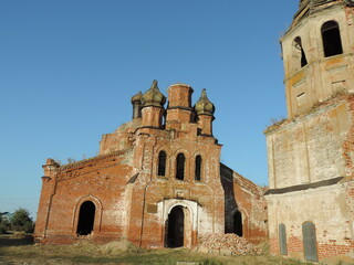 Obraz premium An abandoned church and a red brick bell tower in the deep province.