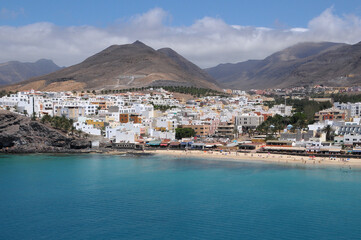 Fototapeta na wymiar Fotografía aérea de la costa y pueblo de Morro Jable en la península de Jandia en el sur de la isla de Fuerteventura, Canarias