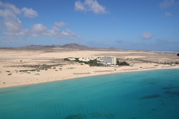Fotograf&iacute;a a&eacute;rea de la costa y paisaje de playas en Corralejo, la isla de Fuerteventura, Canarias

