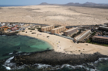 Fotografía aérea de la costa y edificaciones de Corralejo en la isla de Fuerteventura, Canarias

