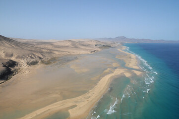 Fototapeta na wymiar Fotografía aérea del paisaje de costa con las playas de Sotavento en la isla de Fuerteventura, Canarias