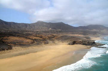 Fototapeta na wymiar Fotografía aérea de la costa de Cofete en la península de Jandia en la isla de Fuerteventura, Canarias