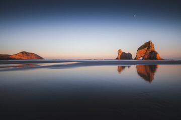 Obraz na płótnie Canvas Sunrise at Wharariki beach, New Zealand