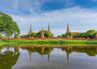 Fototapeta na wymiar temple city of Ayutthaya which is the old capital of Thailand before Bangkok. Defeated by Burma, burn and abandoned. Only some pagodas and ruins of bricks left