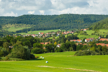 Ausblick auf Killer im Killertal, Ortsteil von Burladingen auf der Schwäbischen Alb (Hohenzollern)