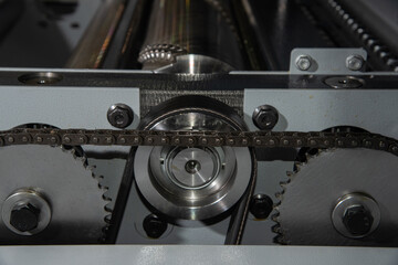 Chain and V-belt transmission in a woodworking machine