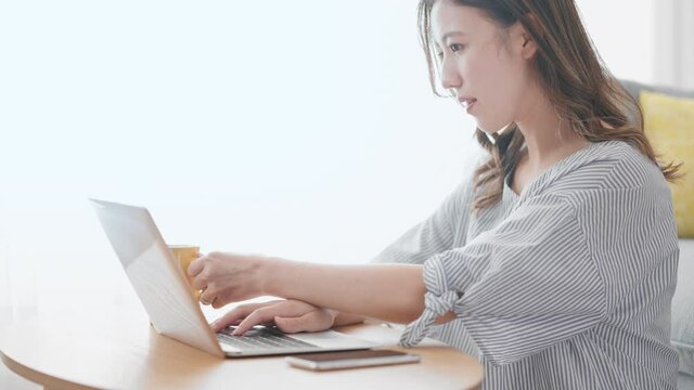 ノートパソコンで仕事をする女性　イメージ