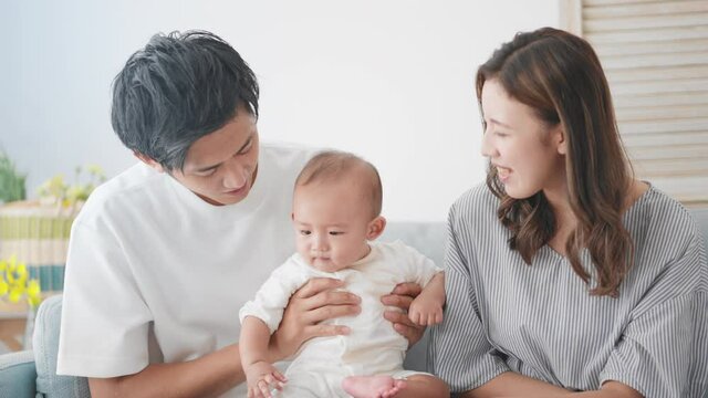 赤ちゃんをあやす両親