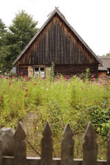 Chata drewniana rustykalna za płotem drewnianym latem © Seance_Photo_Sylwia