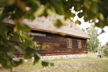 Chata drewniana rustykalna na wsi latem