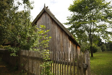 Chata drewniana rustykalna za płotem drewnianym latem © Seance_Photo_Sylwia
