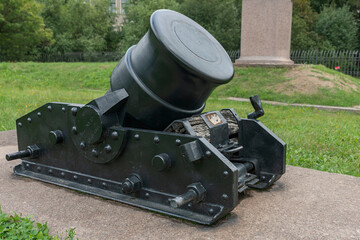 Obraz premium Ancient iron 5-pounder (334-mm) fortress mortar 1838 at the area of the artillery museum