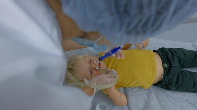 Washing nose in the clinic. Nasal lavage method of transferring fluid. 