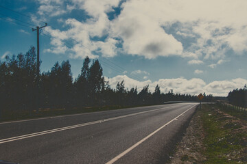Carretera y nubes
