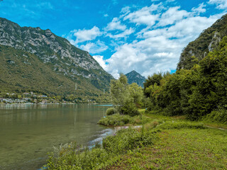 Fototapeta na wymiar veduta del lago d'Idro con tanto verde