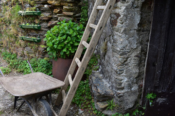 Escalera de madera, carretilla muy antigua