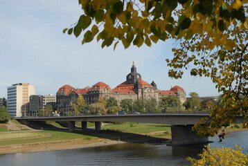 Dresden, Carolabrücke mit sächsischer Staatskanzlei