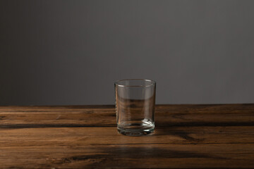 leeres Glas auf dem Holztisch.