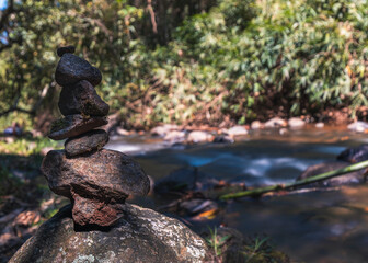 Fototapeta na wymiar Pedras empilhadas em São Tomé