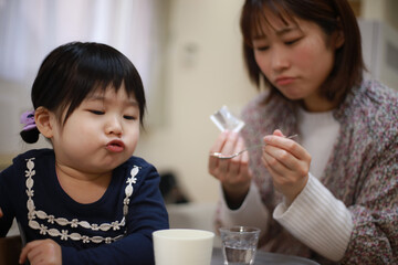 薬を嫌がる女の子