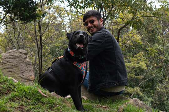 1 hombre y su perro mirando a la c&aacute;mara felices 