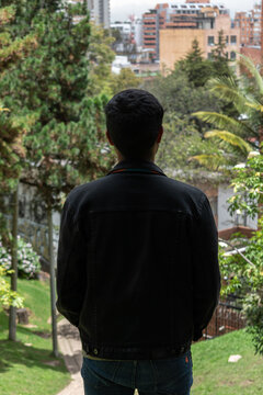 1 Joven latino de espaldas disfrutando el paisaje 