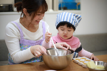 	お菓子作りをする親子